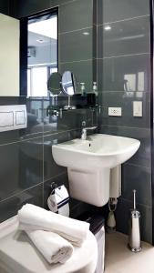 Bathroom sa Modern Luxury Lower Penthouse Unit