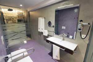 Ein Badezimmer in der Unterkunft Hotel Restaurante Masía la Torre