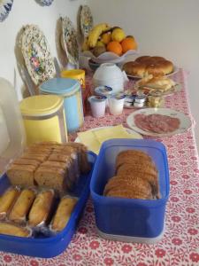 una mesa con dos bandejas de pan y otros alimentos en B&B LE ORTENSIE, en Castagnole