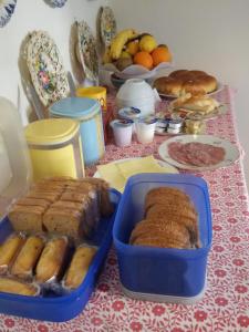 einen Tisch mit zwei Tabletts Brot und anderen Lebensmitteln in der Unterkunft B&B LE ORTENSIE in Castagnole