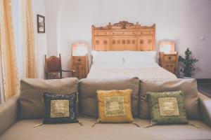 カターニアにあるPalazzo Speciale B&Bのベッドルーム1室(ソファベッド1台、枕付)