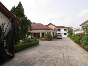 una entrada de una casa con un coche aparcado en Lavender Lodge Hotel en Accra