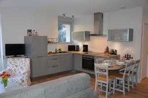 Una cocina con un sofá y una mesa en una habitación. en A vous les Trois Vallées, en Brides-les-Bains