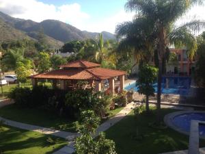 een luchtzicht op een resort met een zwembad bij La Joya del Lago in Ajijic