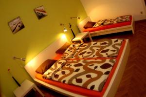 2 camas en una habitación con paredes verdes en Bridge apartment, en Belgrado