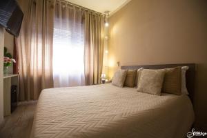 Salernoprestige b&b في ساليرنو: غرفة نوم مع سرير أبيض كبير مع نافذة