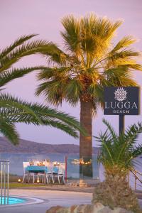 オータキャンツにあるLuga Boutique Hotel & Beachのヤシの木が植えられた浜辺のテーブルと椅子