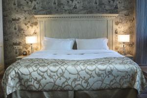 Un pat sau paturi într-o cameră la Gloria Business Hotel
