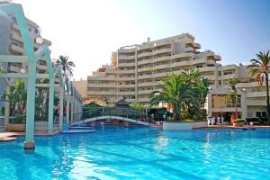 Bazén v ubytovaní Benalbeach Sea Front alebo v jeho blízkosti