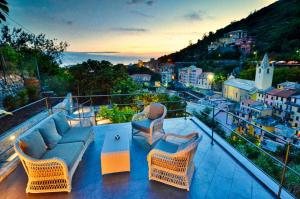 balcone arredato con vista sulla città di Cinqueterre Residence a Riomaggiore
