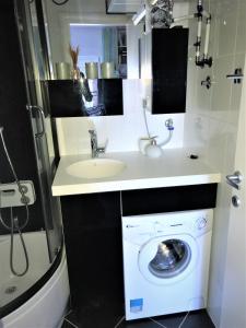 y baño con lavadora y lavamanos. en Apartment Andrija, en Baška Voda