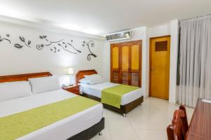 Postel nebo postele na pokoji v ubytování Hotel Florida Inn + 37 fotografií