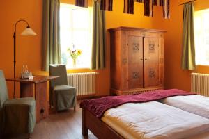 Postel nebo postele na pokoji v ubytování Burghotel Stargard