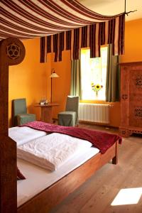 Postel nebo postele na pokoji v ubytování Burghotel Stargard