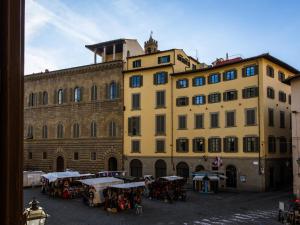un grupo de mesas frente a un edificio en San Firenze Luxury Apartment by Mamo Florence, en Florencia