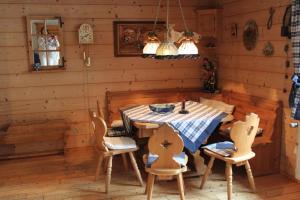 een houten eetkamer met een tafel en stoelen bij Ferienwohnung Rumpf**** in Volkmarsen