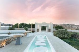 Bazén v ubytování Naxos Euphoria Suites nebo v jeho okolí