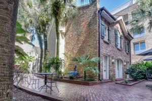 un cortile con tavolo e sedie e un edificio in mattoni di Chateau Orleans a New Orleans