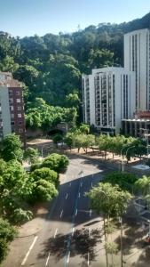 Blick auf eine Stadt mit Bäumen und Gebäuden in der Unterkunft Apartamento aconchegante em Copacabana - unid 1016 in Rio de Janeiro