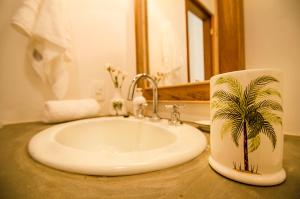 Bilik mandi di Suites Caipira Vale das Videiras +30 gambar