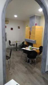 CavriagoにあるDolce Vita Lovely Suitesのテーブルと椅子、鏡が備わる空き部屋
