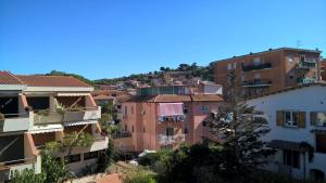 una vista de la ciudad desde la ladera en Appartamento Porto Azzurro 5/6 beds, en Porto Azzurro