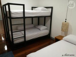 
A bunk bed or bunk beds in a room at Comeneetee Uthai

