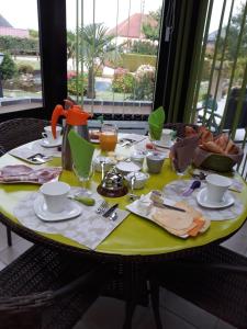 Sassetot-le-MauconduitにあるLa mare aux canardsの黄色いテーブルクロスと食べ物を乗せたテーブル