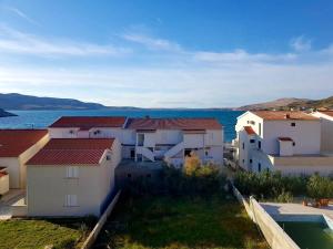 a group of buildings next to the water at Bara Bay in Metajna