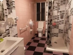 a bathroom with a toilet and a sink and a shower at Pensión Mar Azul in Santiago de Compostela