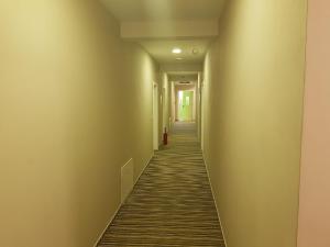 an empty hallway with a long hallwayngth at Bara Bay in Metajna