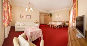 salon z kanapą i stołem w obiekcie Appartement Erwin & Eleonore Hüttl w mieście Neukirchen am Großvenediger