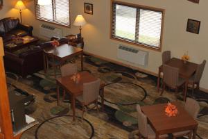 Area soggiorno di Boarders Inn and Suites by Cobblestone Hotels - Ripon