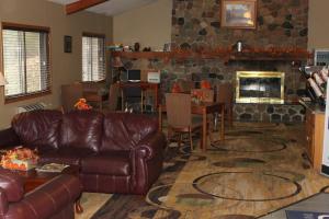 Area soggiorno di Boarders Inn and Suites by Cobblestone Hotels - Ripon