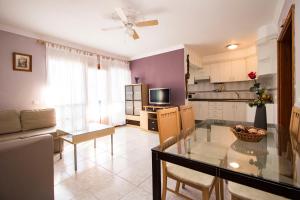 eine Küche und ein Wohnzimmer mit einem Glastisch in der Unterkunft Casa Lanza in Playa Honda