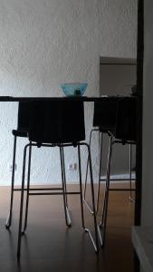 two chairs and a table in a room at ribeira dos marinheiros amarelo in Sintra