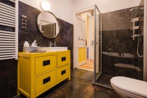 Kúpeľňa v ubytovaní Cozy Loft at Opera + 12 fotografií