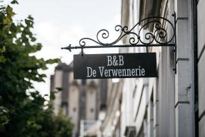 濟里克澤的住宿－De Verwennerie，建筑物一侧的标志
