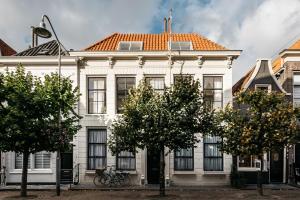 济里克泽De Verwennerie的白色建筑,有橙色屋顶