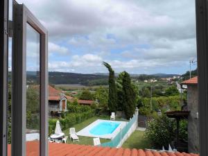 Viro的住宿－Casa Ingleses，从窗户可欣赏到游泳池的景色