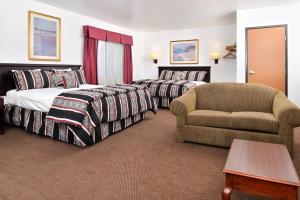 Habitación de hotel con cama y silla en Americas Best Value Inn Pasadena, en Pasadena