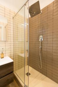 La salle de bains est pourvue d'une douche avec un pommeau de douche. dans l'établissement Salerno Prestige Apartment, à Salerne