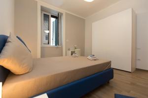 Un dormitorio con una cama grande con ventana. en Salerno Prestige Apartment, en Salerno