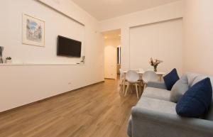- un salon avec un canapé et une table dans l'établissement Salerno Prestige Apartment, à Salerne