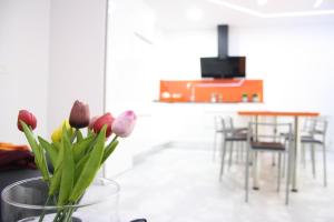 un jarrón de flores sentado en una mesa en una habitación en Smart Tech Plaza Flat, en Salamanca