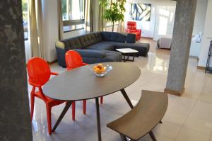 un soggiorno con tavolo, sedie e divano di Daida Loft ad Arrecife