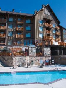 Bazén v ubytování Snow Creek Lodge by Fernie Lodging Co nebo v jeho okolí