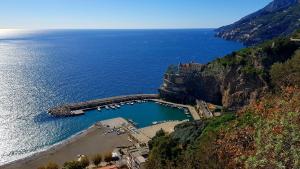 duży zbiornik wody z zamkiem na górze w obiekcie Holiday home Amalfi Coast Maiori w mieście Maiori