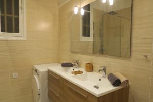 La salle de bains est pourvue d'un lavabo, de toilettes et d'un miroir. dans l'établissement Carré d’Or Appt 4 Pièces moderne et spacieux, à Nice