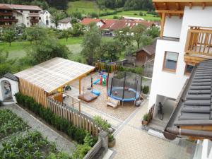 eine Luftansicht auf einen Hinterhof mit Spielplatz in der Unterkunft Apart Dominika in Ried im Oberinntal